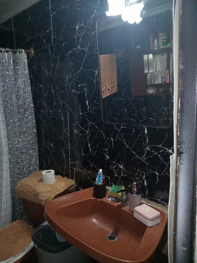 Baño de casa en venta en Villa Centinela con ducha, ventilación superior y revestimiento interior