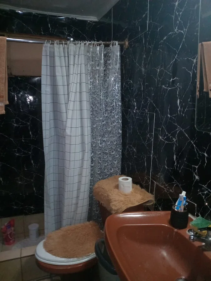 Baño de casa en venta en Villa Centinela con ducha, ventilación superior y revestimiento interior