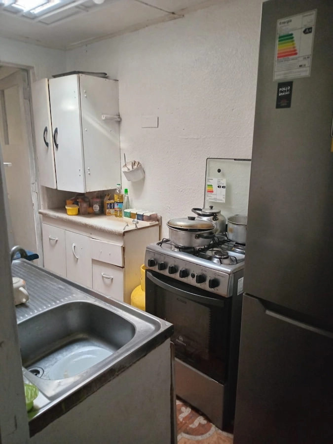 Cocina de casa en venta en San Fernando con lavaplatos y muebles de almacenamiento