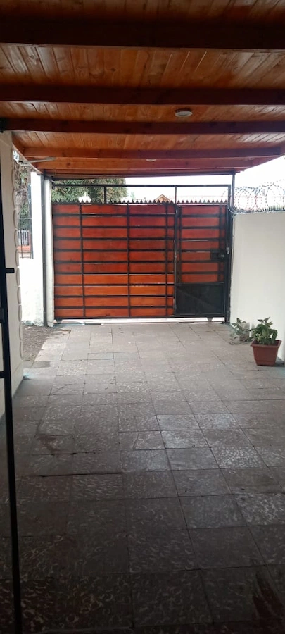 Estacionamiento techado de casa en Villa Centinela, San Fernando, con acceso mediante portón vehicular