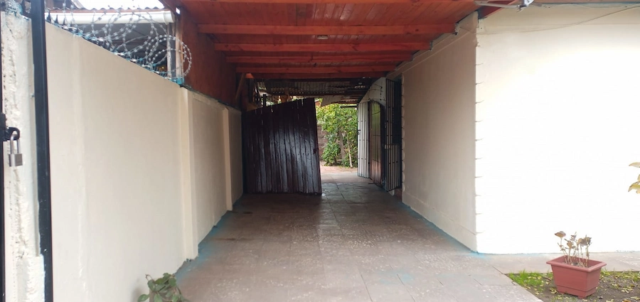 Estacionamiento techado para dos vehículos en casa en venta en Villa Centinela, San Fernando