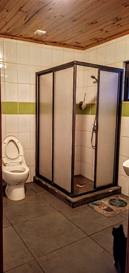 Baño principal completo con shower door, cerámica y terminaciones cuidadas.