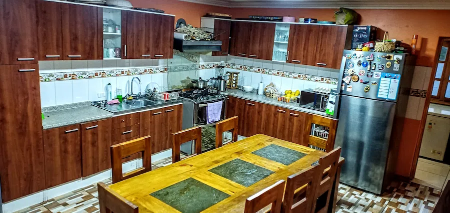 Cocina amoblada espaciosa con sector para comedor de diario en casa sector nororiente.